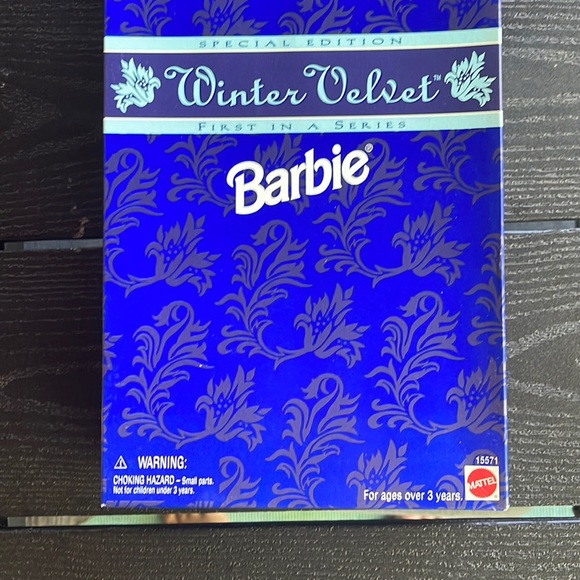 -- NRFB Vintage 1995 AVON ~ Winter Velvet Barbie Doll ❄️ - Picture 9 of 16